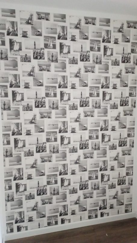 Tapete mit zahlreichen Schwarz-Weiß-Fotos in unterschiedlichem Layout.